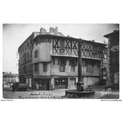 AZVP12-1176-15 - L'AUVERGNE - Le livradois ambert - Place des minimes - Maison et fontaine du XIV e siecle